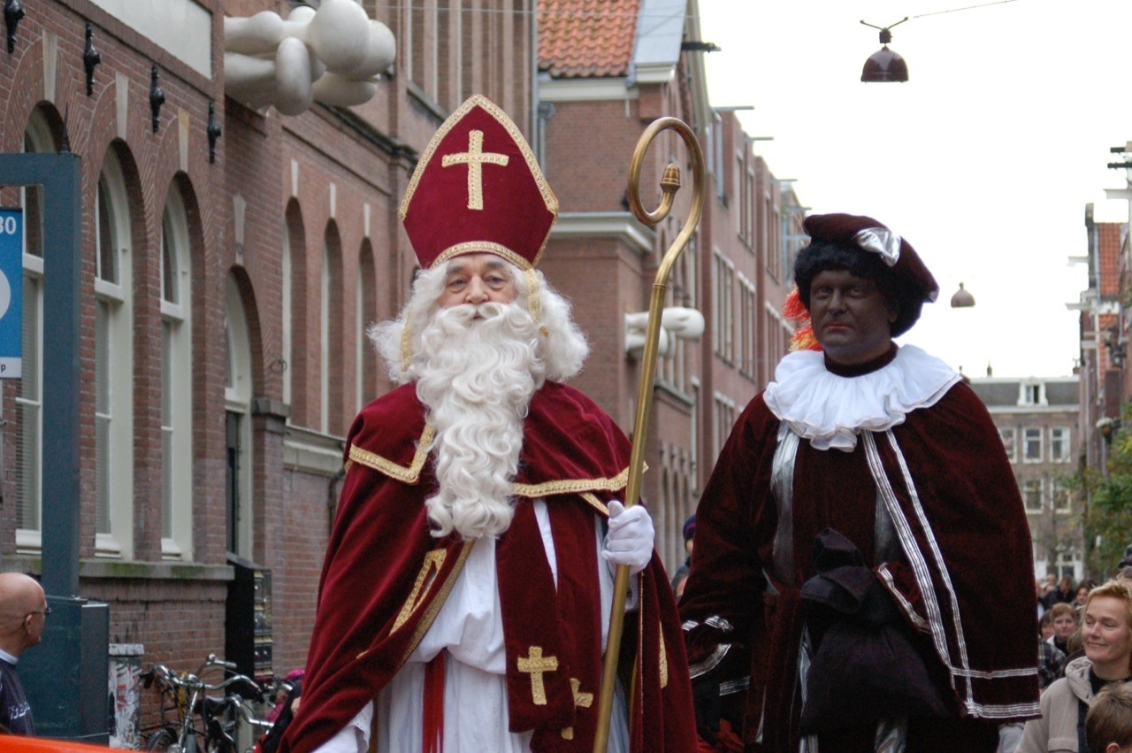 W holenderskiej tradycji św. Mikołajowi towarzyszy pomocnik – Czarny Piotruś.